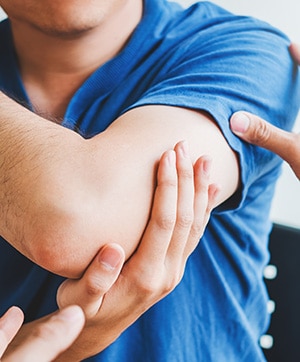 Man has trouble with shoulder and physical therapist is helping